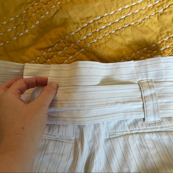 ALICE + OLIVIA 2000’s Vintage Pinstriped Laurie Paperbag shorts, Size 0. - Picture 4 of 10